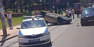 Prevrnut automobil u Požeškoj kod Doma zdravlja