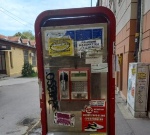 Fiksni telefoni, telefonske govornici i telefonski imenici su prošlost